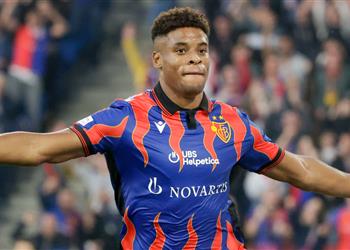 سأجلس مع وكيلي كيفن كارلوس هدف الأهلي السابق أمام قرار حاسم بشأن مستقبله