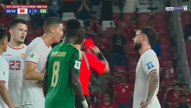 طرد جوستين هوبنر لاعب اندونيسيا امام السعودية في تصفيات كأس العالم