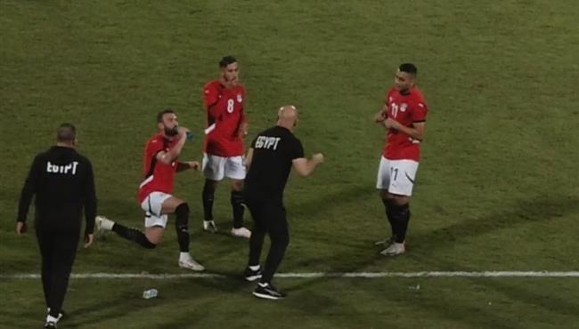 حسام حسن يستدعي ناصر ماهر ومصطفي محمد وعمر كمال ليعطيهم التلعيمات في مباراة بوتسوانا