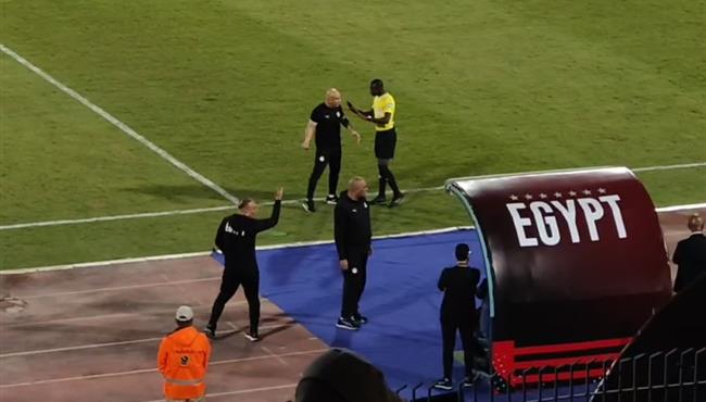 اعتراض حسام حسن علي الحكم الرابع والمطالبة بركلة جزاء لـ مصر امام بوتسوانا