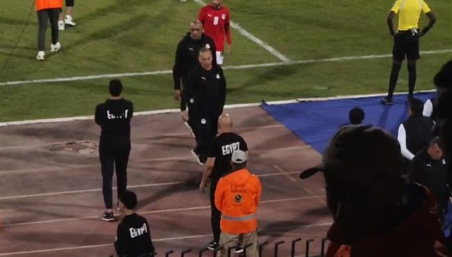 غضب حسام حسن واعتراض الجهاز الفني علي الاداء التحكيمي في الشوط الاول لمباراة بوتسوانا