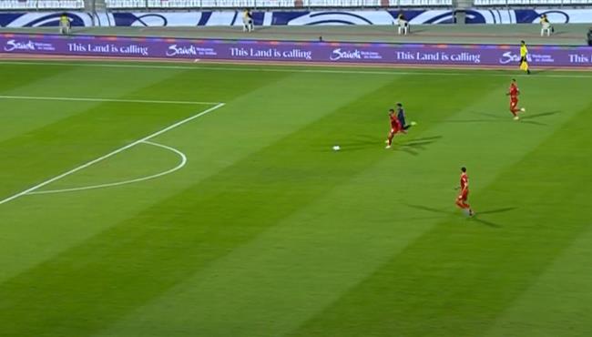 هدف استراليا الاول في مرمي البحرين بعد خطأ فادح من المدافع