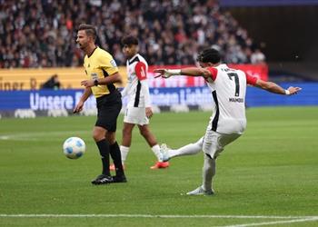 فيديو إبداعات مرموش مستمرة آينتراخت فرانكفورت يكتسح بوخوم بسباعية في الدوري الألماني