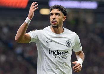 مدرب فرانكفورت ما يفعله مرموش مع زميله لا يصدق وسيلعب دون راحة