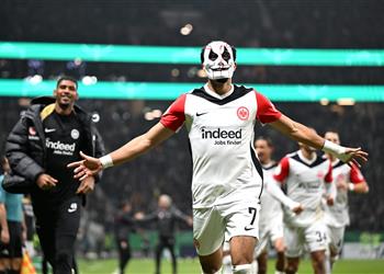 إجابة وابتسامة مدرب فيردر بريمن يعلق على طريقة إيقاف عمر مرموش