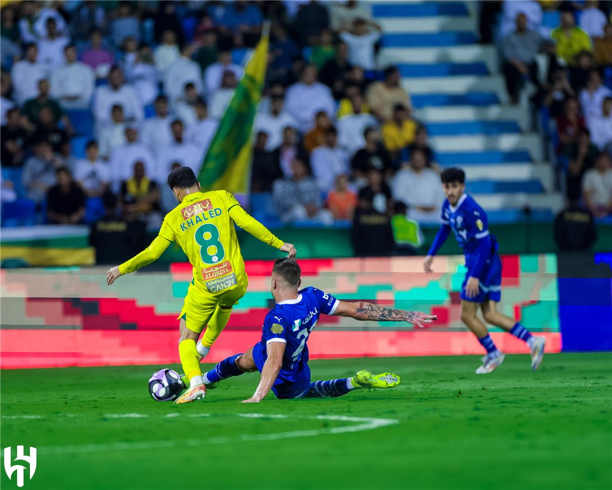 الصالح سبورت : الهلال يتلقى خسارته الأولى في الدوري السعودي بثلاثية أمام الخليج