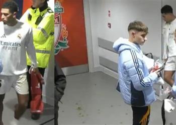 فيديو بيلينجهام ينتظر خارج غرفة الملابس للحصول على قميص نجم ليفربول