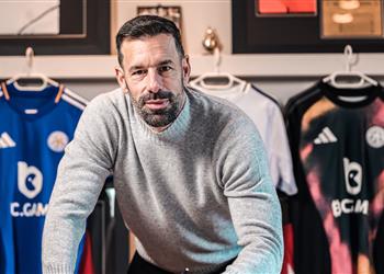 رسمي ا ليستر سيتي يعلن تعاقده مع فان نيستلروي