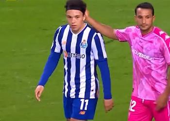 رفض التسجيل بعد سقوط خصمه لاعب بورتو ينتصر للروح الرياضية بلفتة عظيمة في البرتغال فيديو