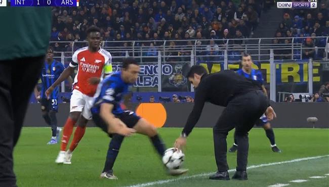 لقطة طريفه ارتيتا يعتذر بعد لمسه للكرة في مباراة ارسنال وانتر ميلان