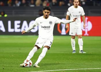 صحف ألمانيا تتغنى بـ عمر مرموش يواصل تقديم السحر مع فرانكفورت