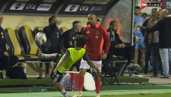 لقطة افشة مع طفل حامل الكرات في مباراة الاهلي وزد