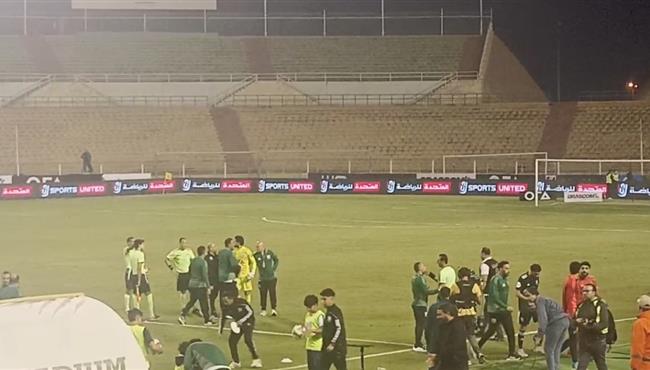 على لطفي ووليد صلاح الدين يتحدثان مع حكم اللقاء بسبب اعتراضهم على بعض القرارات التحكيمية