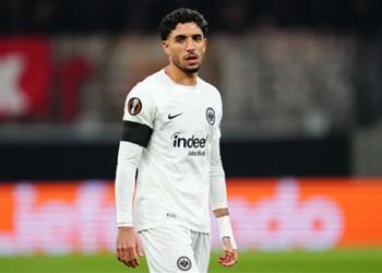 المدير الرياضي لـ آينتراخت فرانكفورت يرد على إمكانية رحيل عمر مرموش إلى ليفربول
