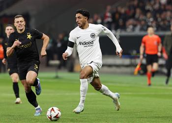 ليفربول يجهز عرض ا مغري ا لضم عمر مرموش وفرانكفورت في ورطة