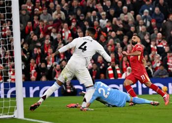 فيديو مستغلا خطأ فادح محمد صلاح يسجل هدف ليفربول الثاني أمام أستون فيلا