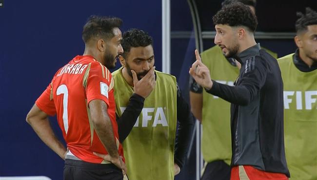 وسام ابو علي يعطي كهربا تعليمات في مباراة الاهلي وباتشوكا