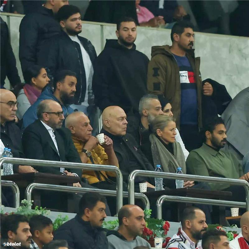بالفيديو والصور | جروس يحضر مباراة الزمالك والمصري في الكونفدرالية