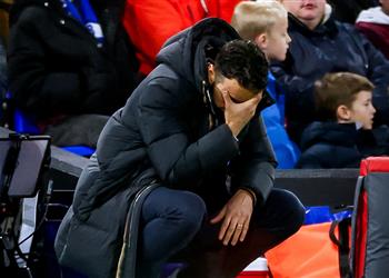 لاعب مانشستر يونايتد يغادر مباراة مانشستر سيتي مبكر ا للإصابة