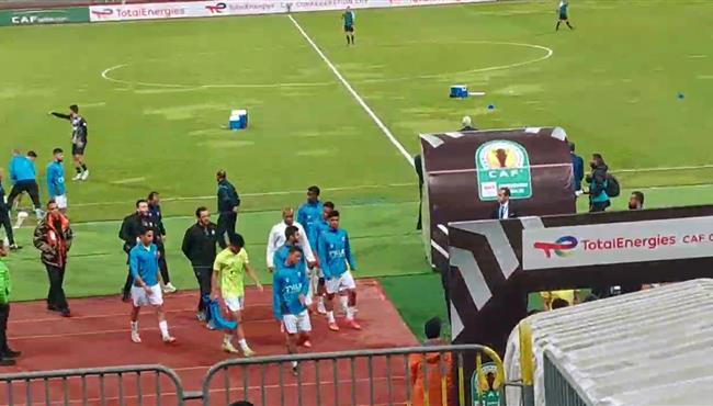 شيكابالا يرد تحية الجماهير قبل مباراة الزمالك والمصري بكاس الكونفيدرالية