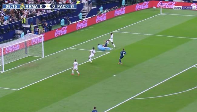 كورتوا يتصدي لفرصه هدف امام باتشوكا في نهائي كأس انتركونتيننتال