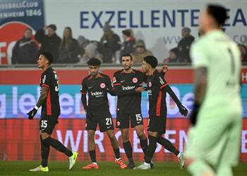 ازداد ثقة لاعب فرانكفورت يتغزل في عمر مرموش بعد هدفيه أمام هايدينهايم