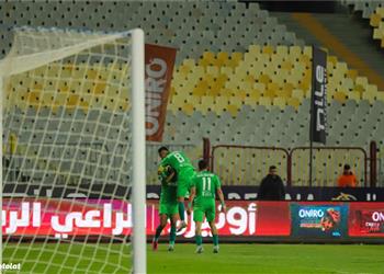 فيديو المصري يخطف فوز ا هام ا من بيراميدز ويتصدر الدوري الممتاز