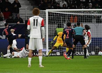 أخطاء قاتلة فيديو ماينز بـ10 لاعبين يقسو على فرانكفورت بمشاركة مرموش في الدوري الألماني