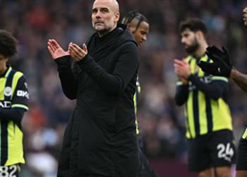 لاعب مانشستر سيتي يدخل في مشادة مع لاعبي أستون فيلا ويرد بسخرية على الجماهير