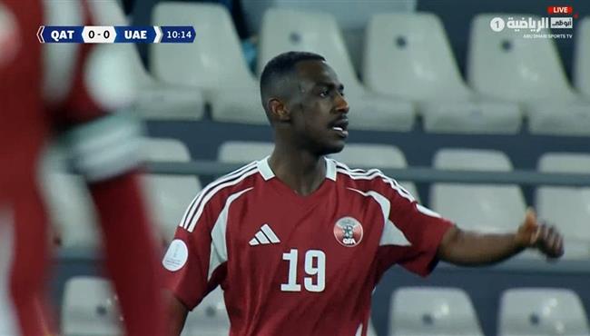المعز علي يهدر هدف محقق لـ قطر امام الامارات في كأس الخليج