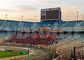 فيديو أحدها لـ الشناوي وكهربا جماهير الأهلي توجه 6 رسائل قاسية خلال مباراة شباب بلوزداد