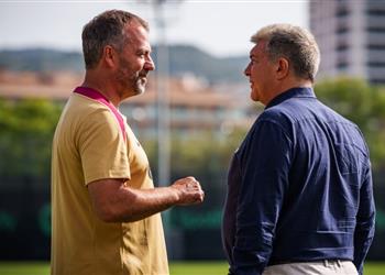 برشلونة يرصد صفقة قوية من الدوري الإنجليزي وعقبة في الطريق