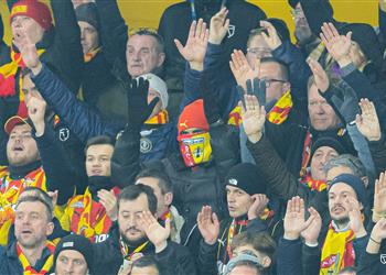 متخفي ا وسط الجماهير لاعب ريال مدريد السابق يساند لانس أمام باريس سان جيرمان