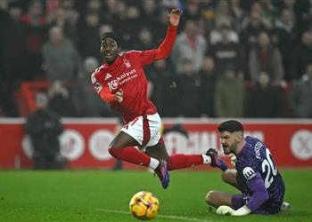 فيديو نوتينجهام يواصل الجنون ويهزم توتنهام ونيوكاسل يعبر أستون فيلا