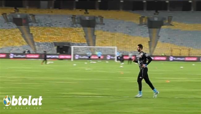 رد فعل جمهور الاهلي لحظة نزول محمد الشناوي لاجراء عمليات الاحماء  قبل مباراة المصري