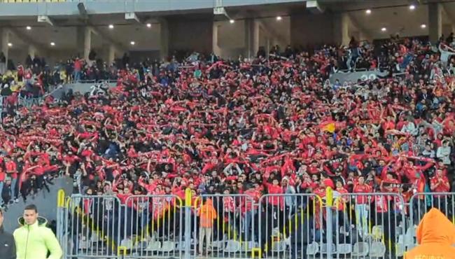 تشجيع حار وحماس كبير من جماهير الاهلي تحت الأمطار في مباراة المصري