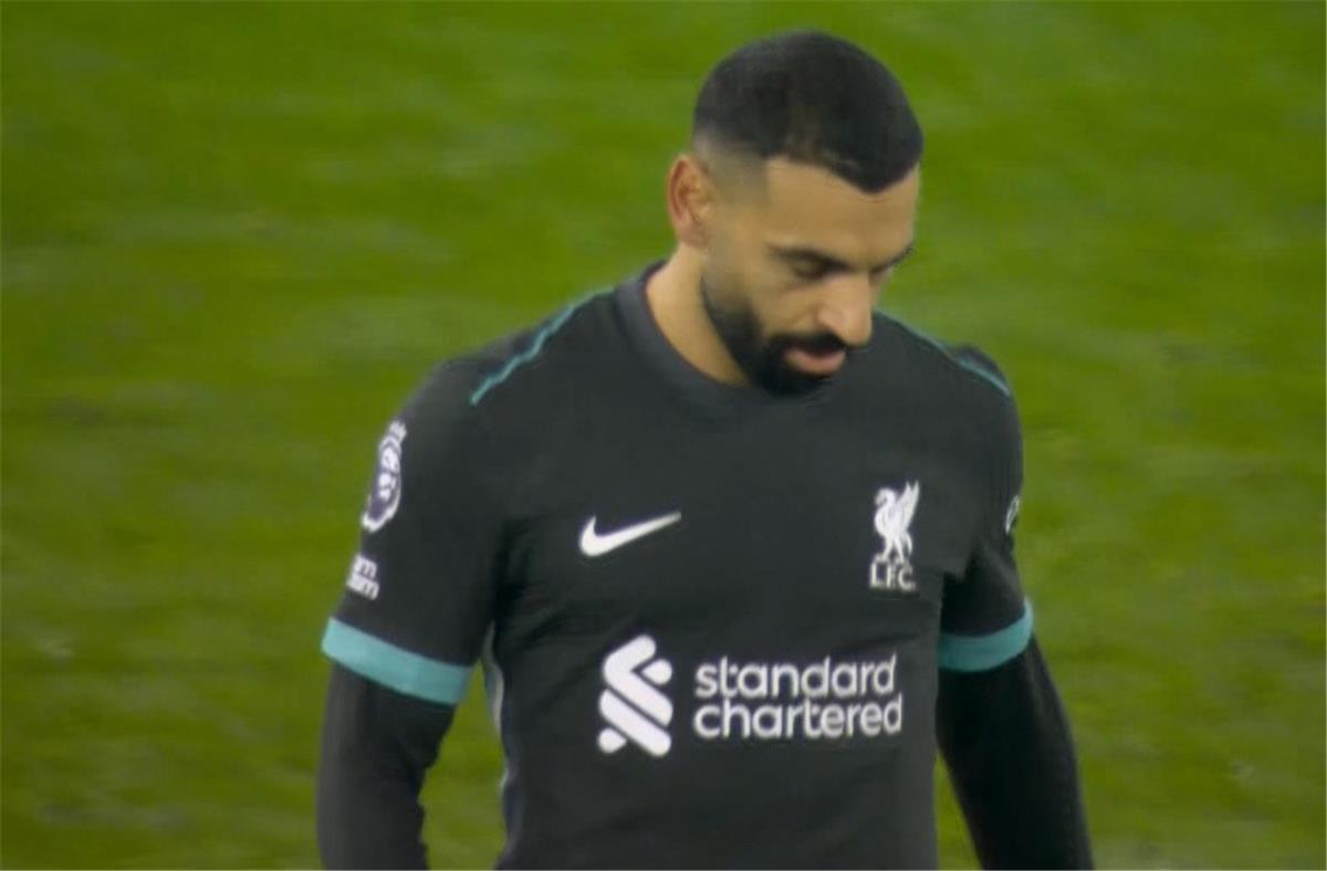 تصرف غير متوقع من محمد صلاح بعد نهاية الشوط الأول من مباراة ليفربول ووست هام (فيديو)