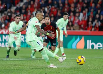 فيديو ضربة جزاء رافينها يسجل هدف برشلونة الثاني أمام مايوركا