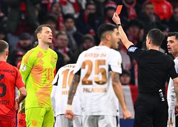 فيديو بعد تصرف عنيف طرد مانويل نوير في مباراة بايرن ميونخ وباير ليفركوزن