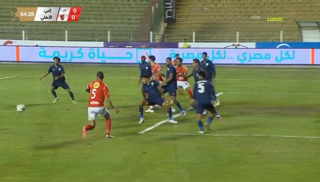 لاعبي الاهلي يطالبون بركلة جزاء امام انبي بالدوري المصري