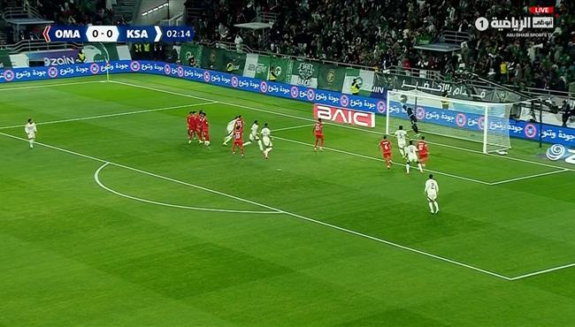 تصدي حارس عمان الرائع يحرم مصعب الجوير من تسجيل هدف للسعودية
