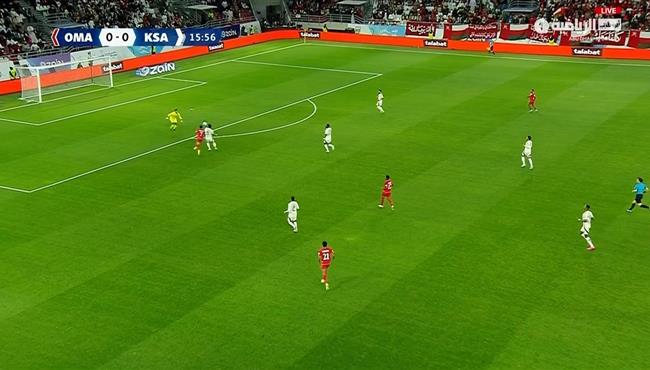 خطأ من علي البليهي كاد ان يتسبب في هدف اول لعمان امام السعودية