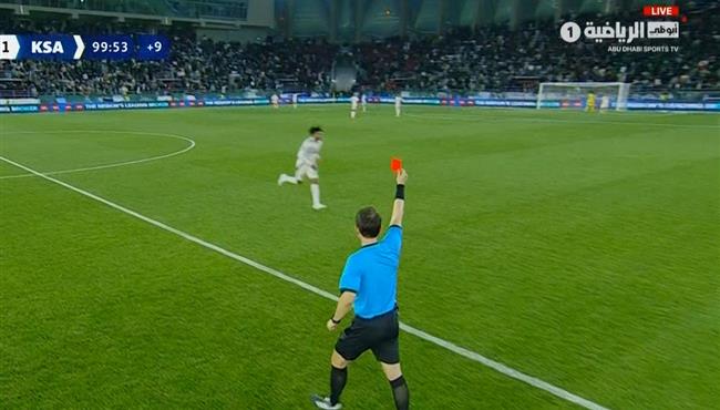 طرد عبد الإله هوساوي في مباراة السعودية وعمان بكأس الخليج