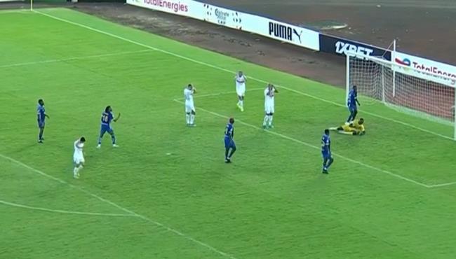 مدافع انيما كاد ان يسجل هدف بالخطأ في مرماه امام الزمالك