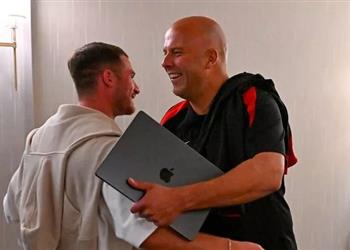 ماك أليستر يفتح باب الرحيل إلى الدوري الإسباني ويؤكد سلوت أفضل من كلوب في ليفربول