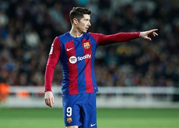 ليفاندوفسكي يكشف أسباب تراجع مستواه مع برشلونة