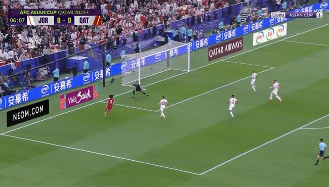 حارس الاردن يتصدي لفرصة هدف محقق امام قطر في نهائي كأس اسيا