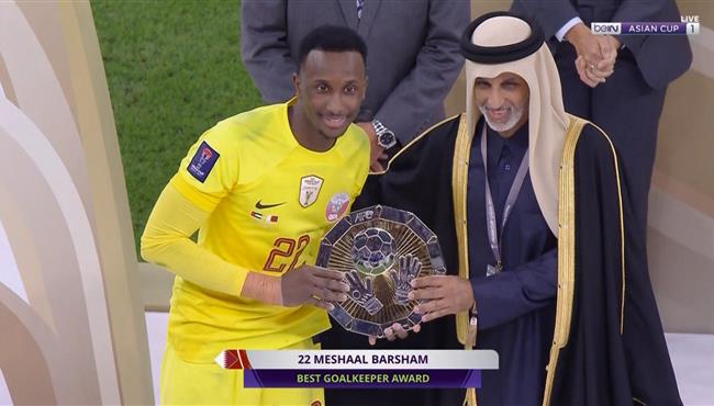 لحظة تتويج مشعل برشم بجائزة أفضل حارس في كأس اسيا