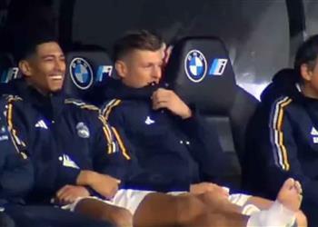 فيديو بسبب هتافات جماهير ريال مدريد بيلينجهام وكروس يسخران من تشافي