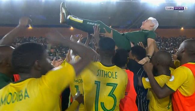فرحه لاعبي جنوب افريقيا واحتفالهم مع المدرب بعد الفوز علي الكونغو في كأس امم افريقيا